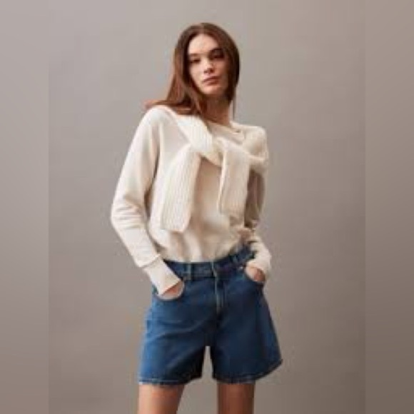 Calvin Klein Sweaters - Calvin Klein 90’s fit mid thigh shorts size 29